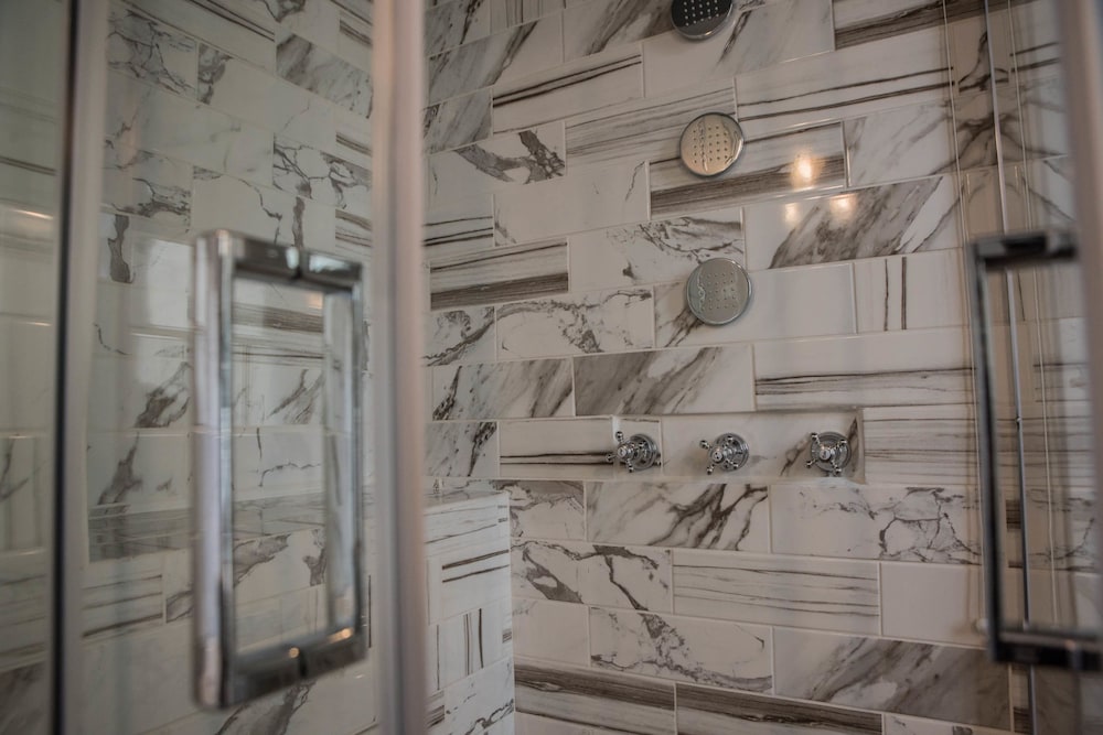 Deluxe Suite, 1 Bedroom, Bathtub, Executive Level photo 2