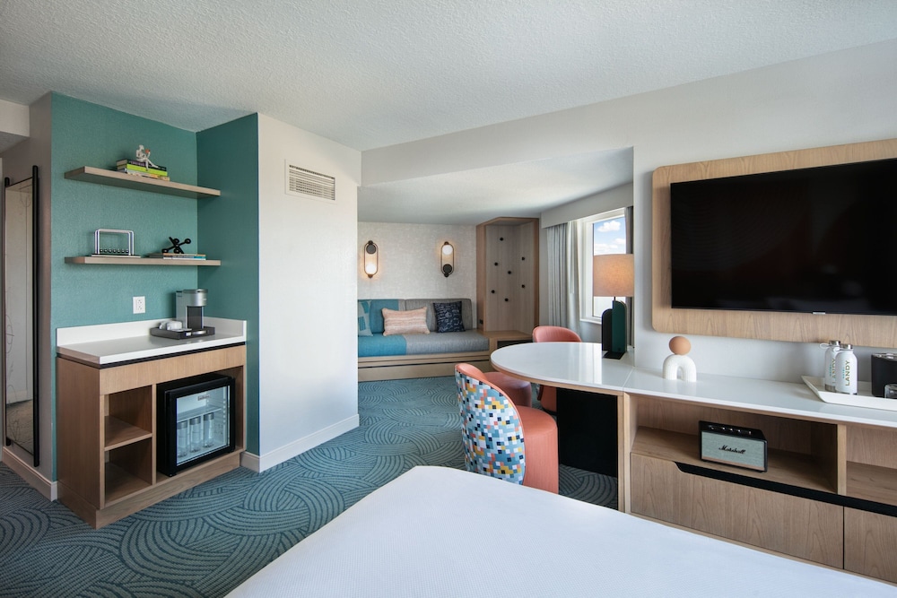 Junior Suite, 1 King Bed with Sofa bed thumbnail 5