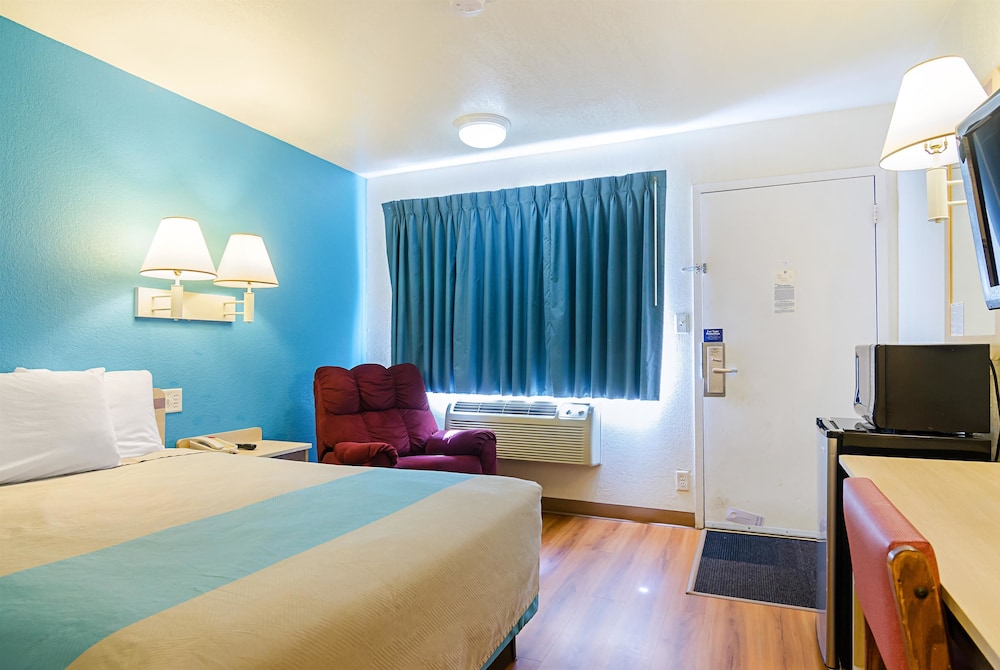 Standard Room, 1 King Bed, Non Smoking, Refrigerator & Microwave photo 1