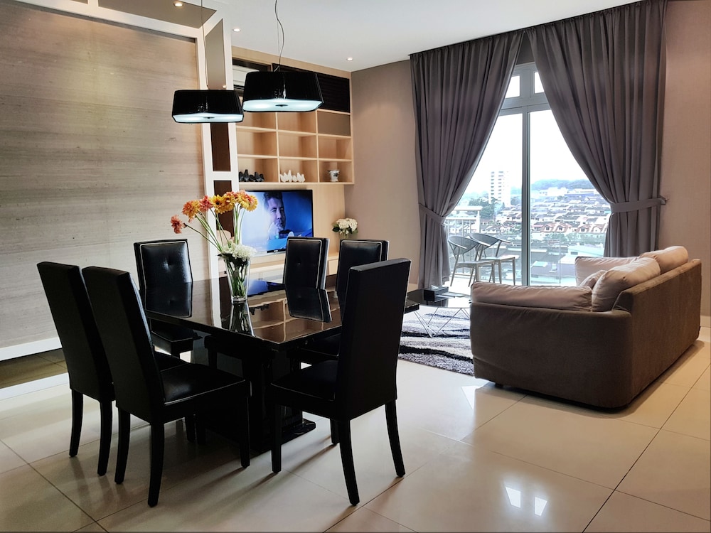 Premier 3 Bedrooms with Private Pool B (Check in at D'Esplanade Residence)