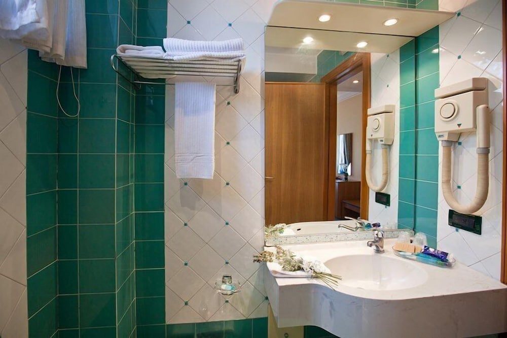 Classic Double or Twin Room, 1 Double Bed - Photo 5