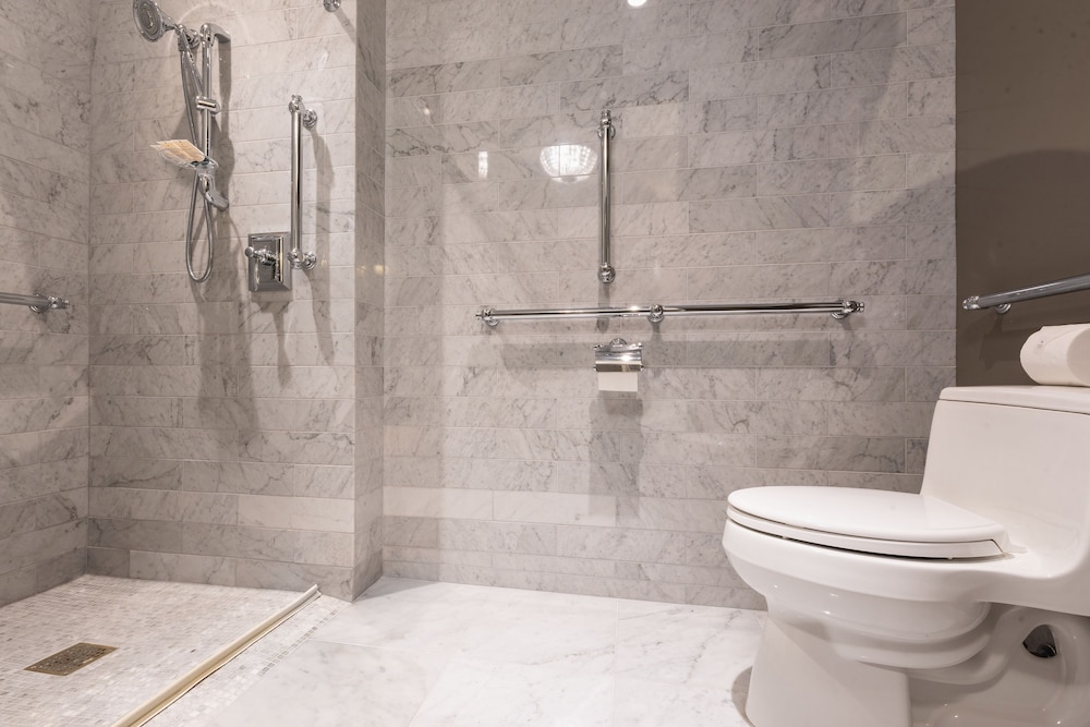 Deluxe Room, 2 Queen Beds, Accessible (Roll-in Shower)