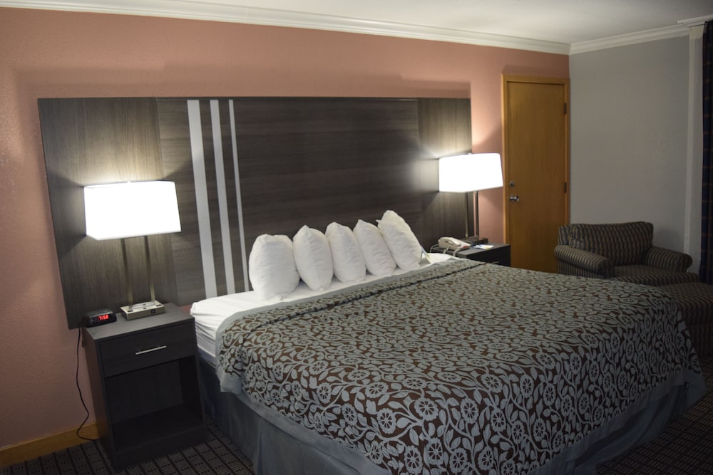 Studio Suite, 1 King Bed, Non Smoking, Pool View photo 2