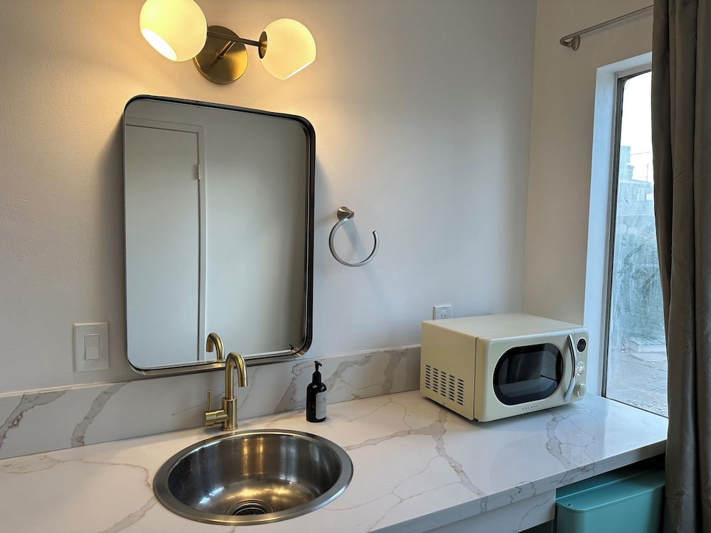 Deluxe Suite, 1 Queen Bed, Accessible, Private Bathroom photo 3