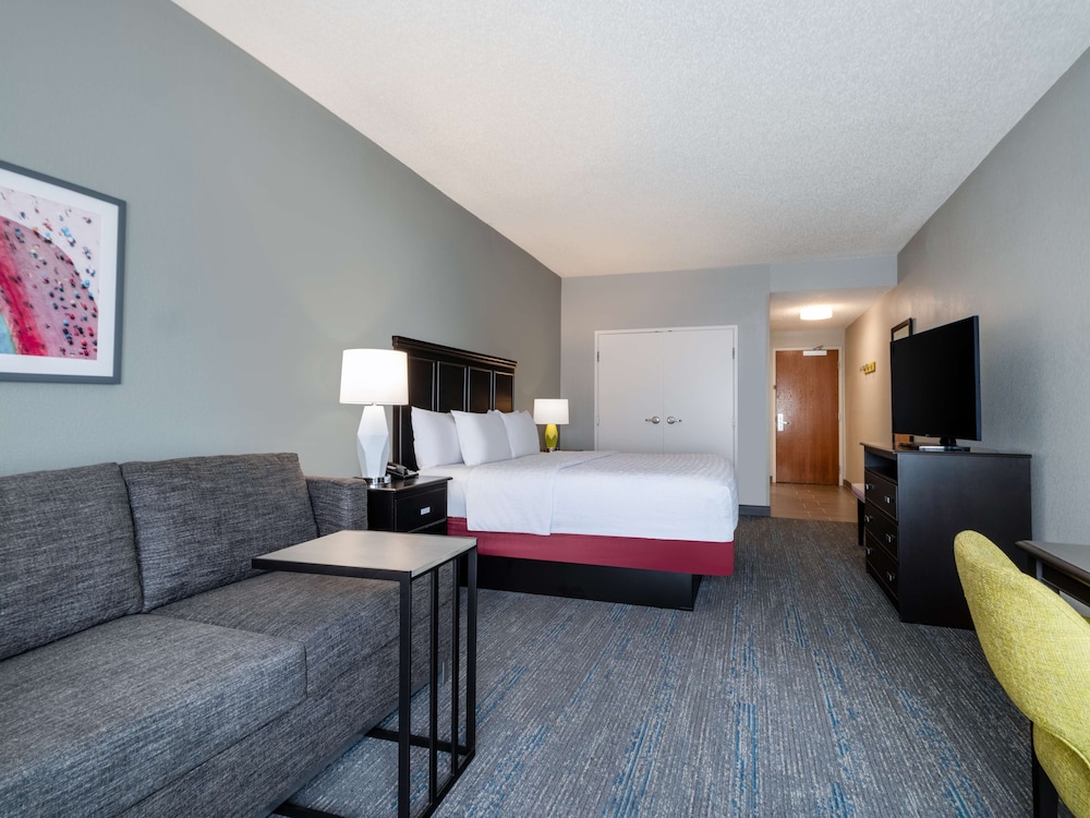 1 King Deluxe Room, Non-Smoking - Photo 5