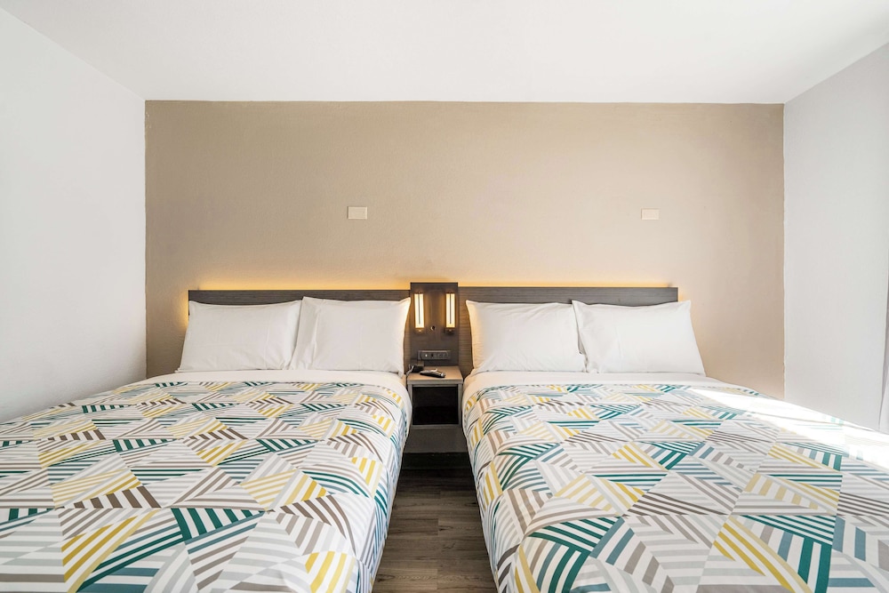 Standard Room, 2 Double Beds, Non Smoking - Photo 4