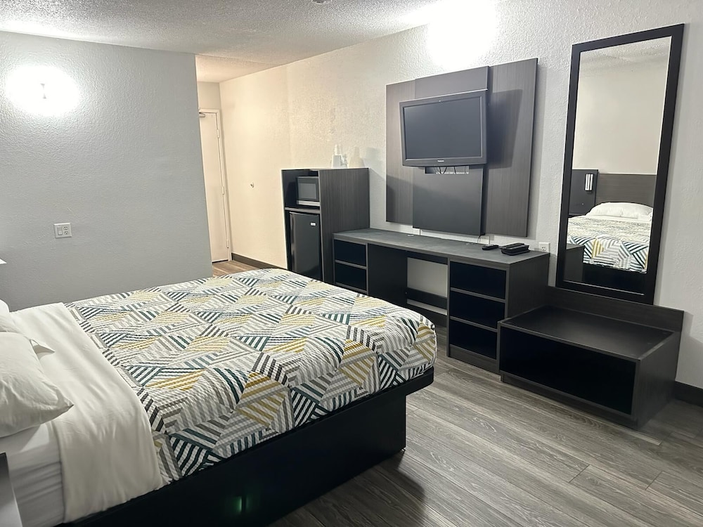 Deluxe Room, 1 Queen Bed, Non Smoking, Refrigerator & Microwave photo 1
