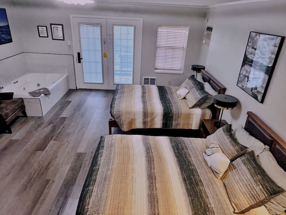 Cottage, 2 Queen Beds, Kitchenette with 2 Person Jetted Tub photo 1