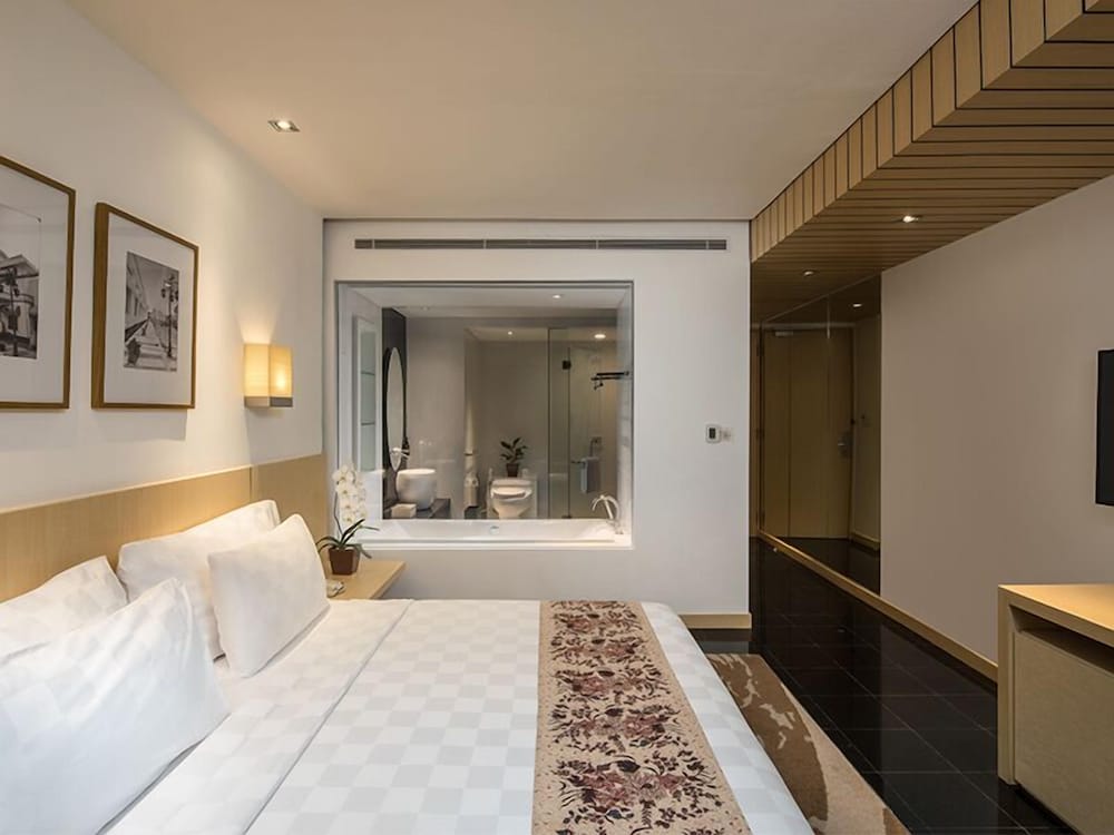 Premier Room, 1 King Bed photo 2