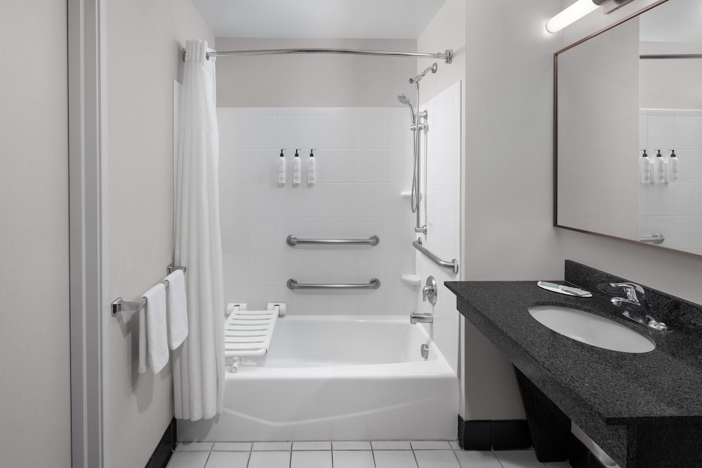 Standard Room, 1 King Bed (Mobility/Hearing Accessible, Tub) photo 1
