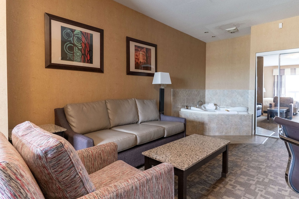 Suite, 1 King Bed With Lounge Chair , Non Smoking, Jetted Tub thumbnail 6