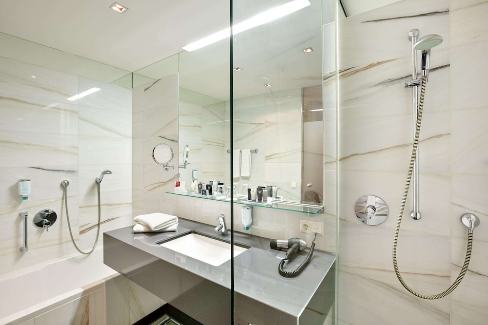 Suite - Photo 16