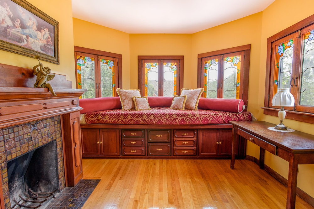 Isadora Suite (3rd Floor McKenzie House) Not Pet Friendly
