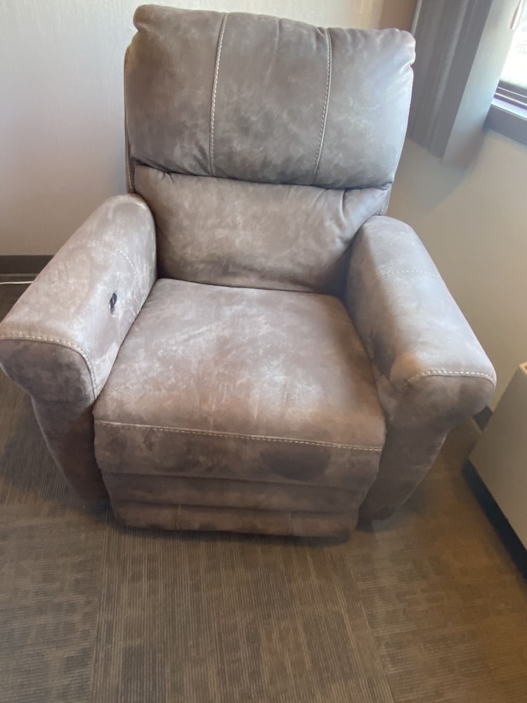 1 Queen/ Recliner photo 3