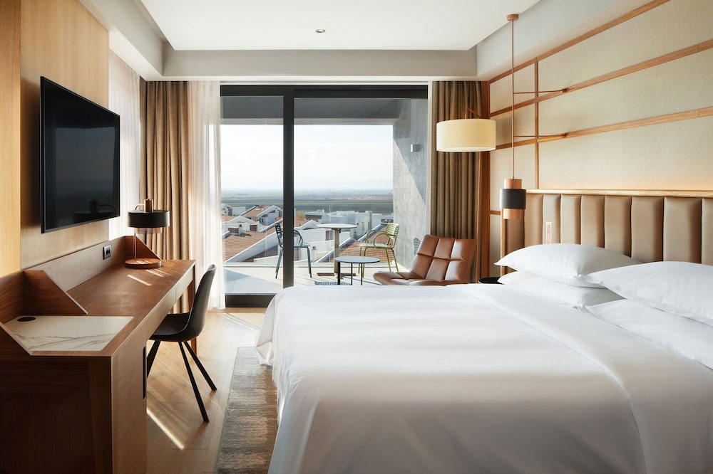 Premium Room, 1 King Bed, Terrace, Corner - Photo 3