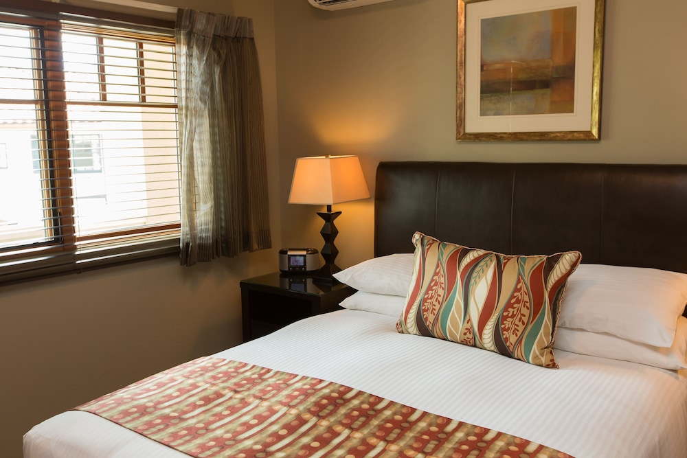 Standard Room, 1 Queen Bed (Courtyard Room) photo 3
