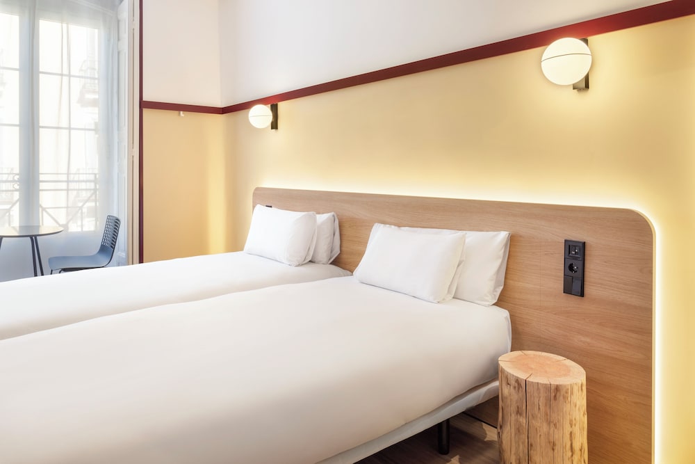 Twin Room, 2 Twin Beds, Courtyard View