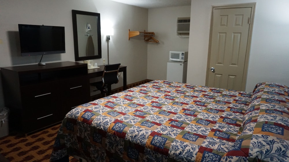 Room, 1 King Bed, Smoking photo 3
