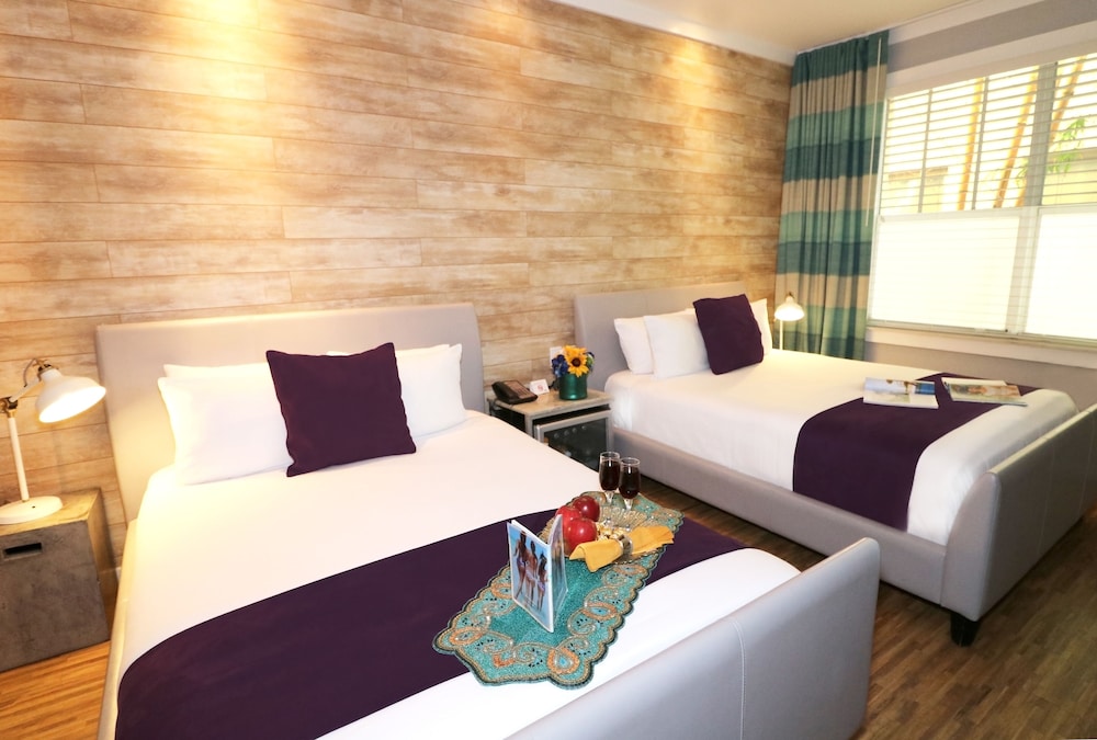 Standard Double Queen Room - Photo 3