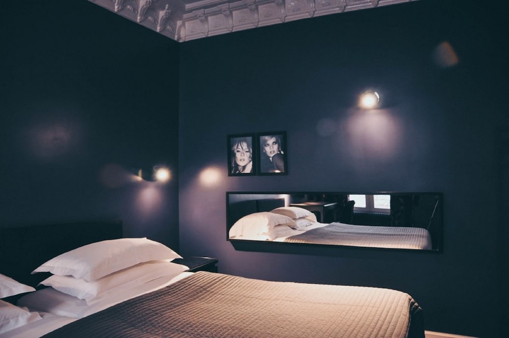 Junior Suite (with 1 Double Bed and 1 single) thumbnail 5