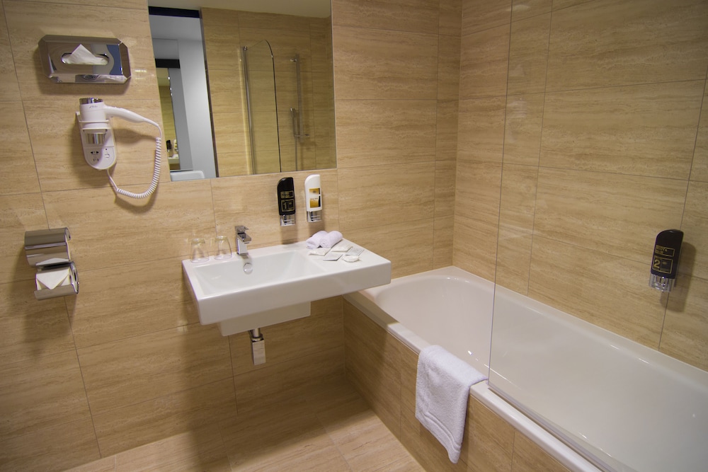 Deluxe Suite - Photo 9