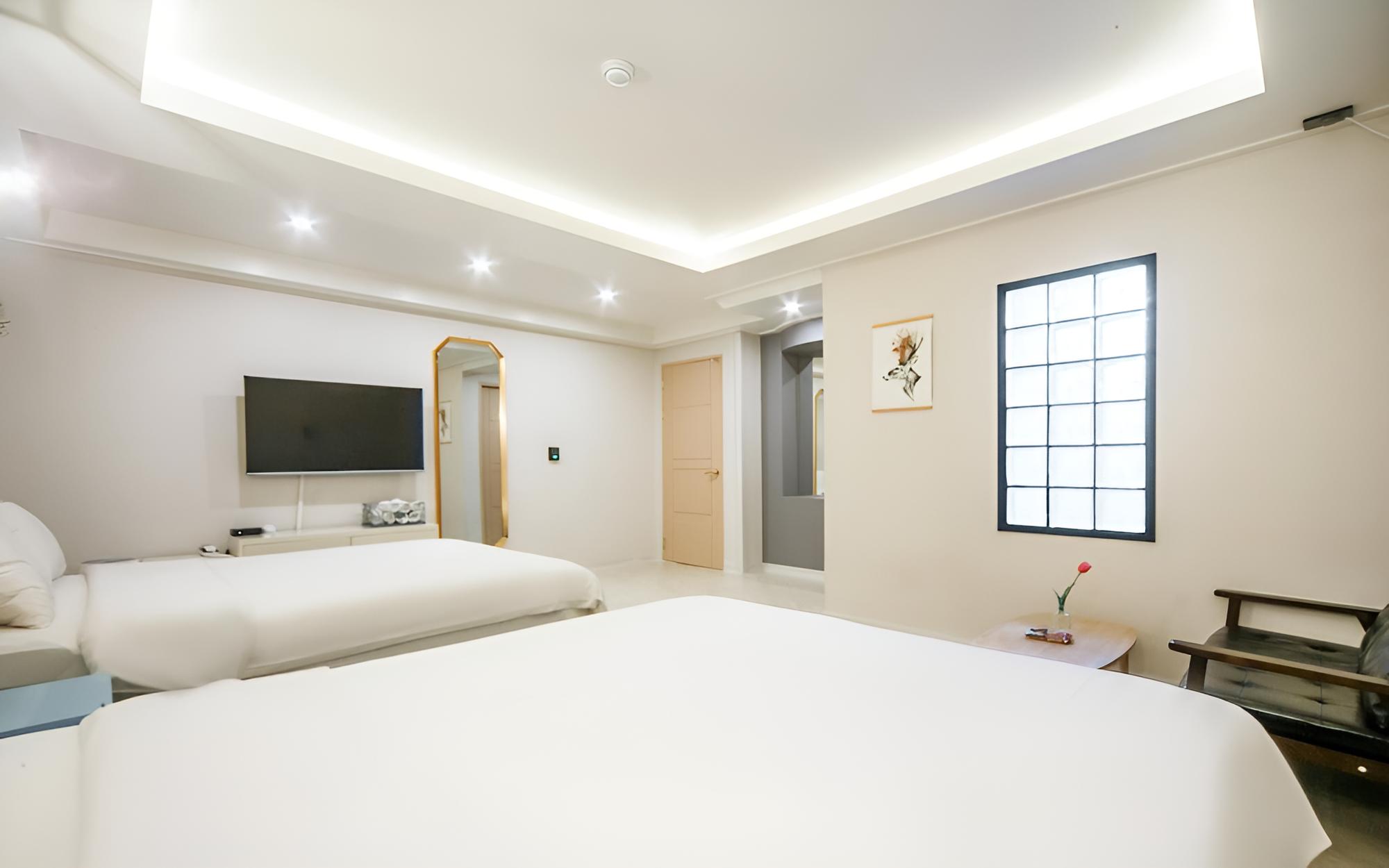 Room (Family (non-smoking double + double N) - Photo 8