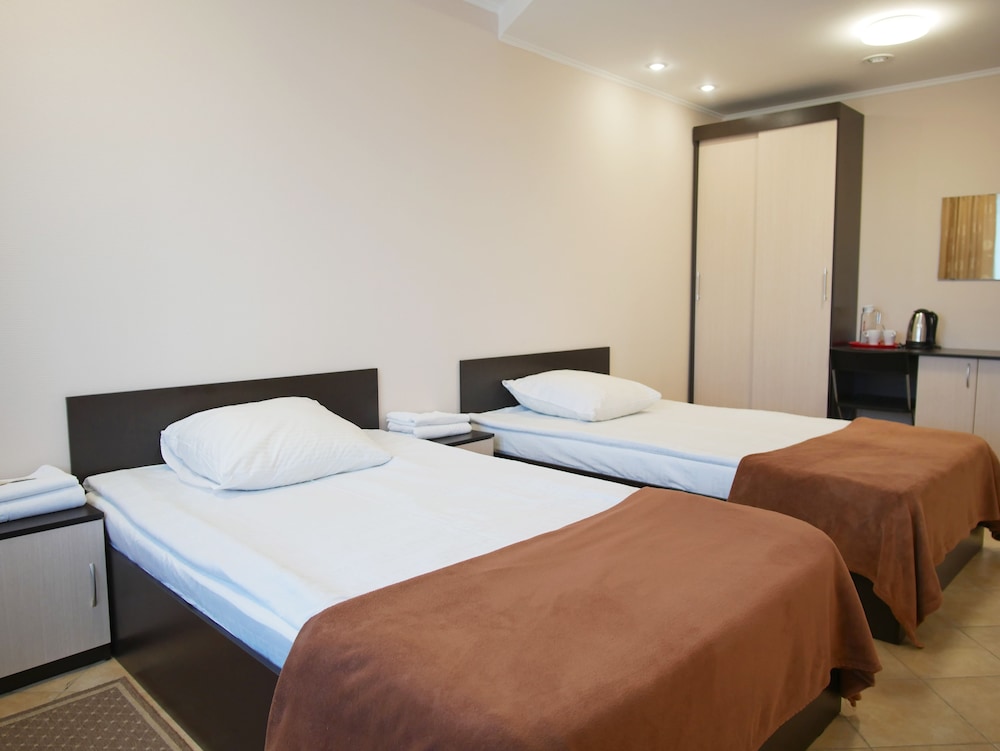 Economy Triple Room photo 2