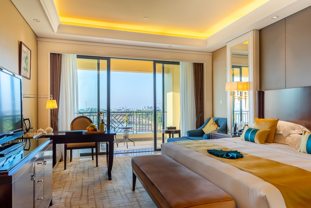 Deluxe Room with Lake View photo 1