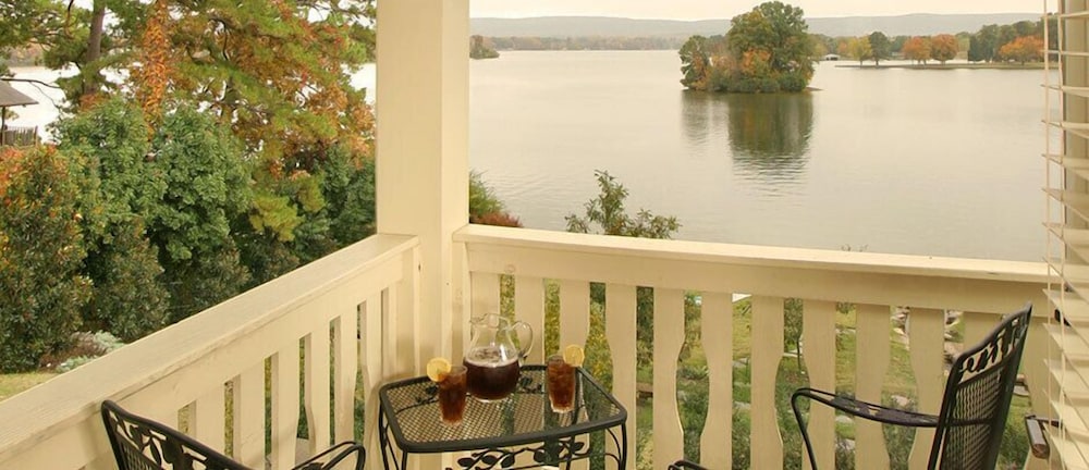 Suite, Jetted Tub, Lake View (Mayflower Suite) photo 3