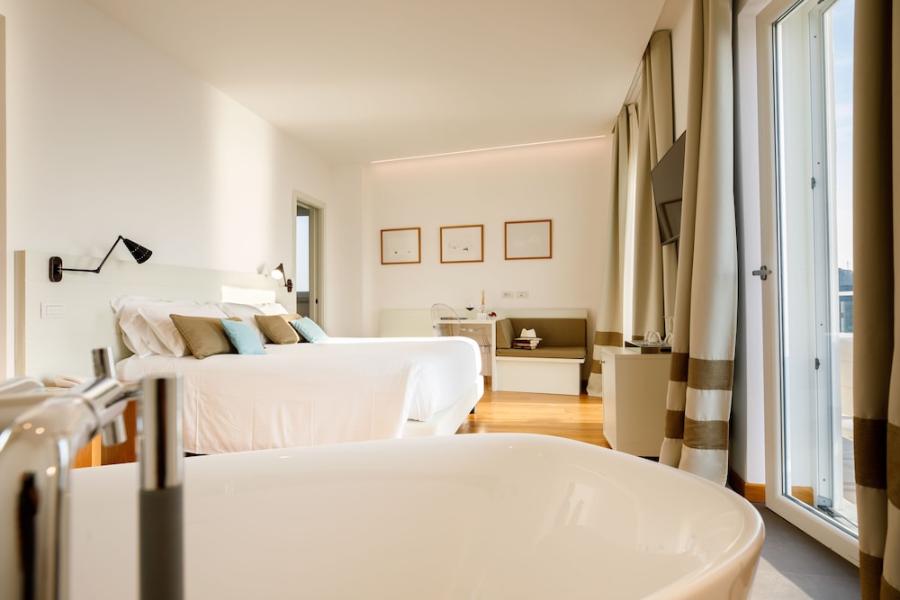 Junior Suite (Blue Capri) photo 2