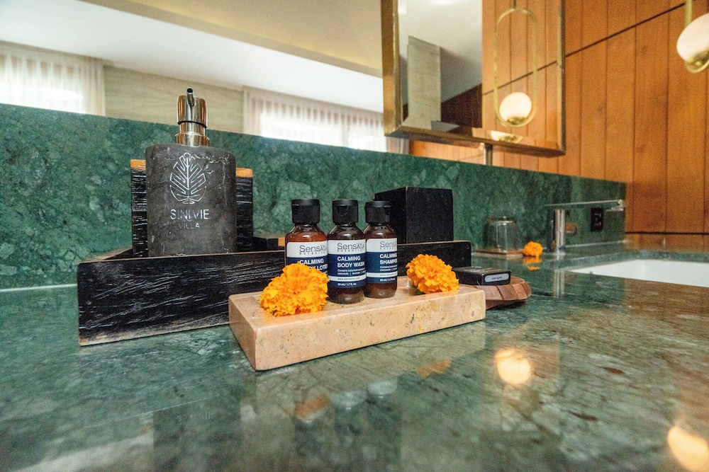 Grand Smart 1 Bedroom Villa with Private Pool & Hot Tub - Photo 13