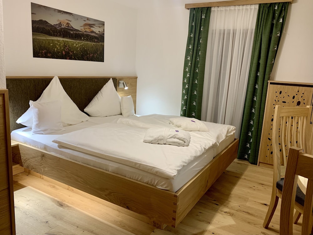 Standard Single Room, 1 Queen Bed photo 2