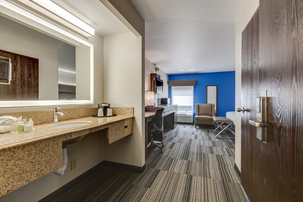 Standard Room, 1 King Bed, Accessible - Photo 2