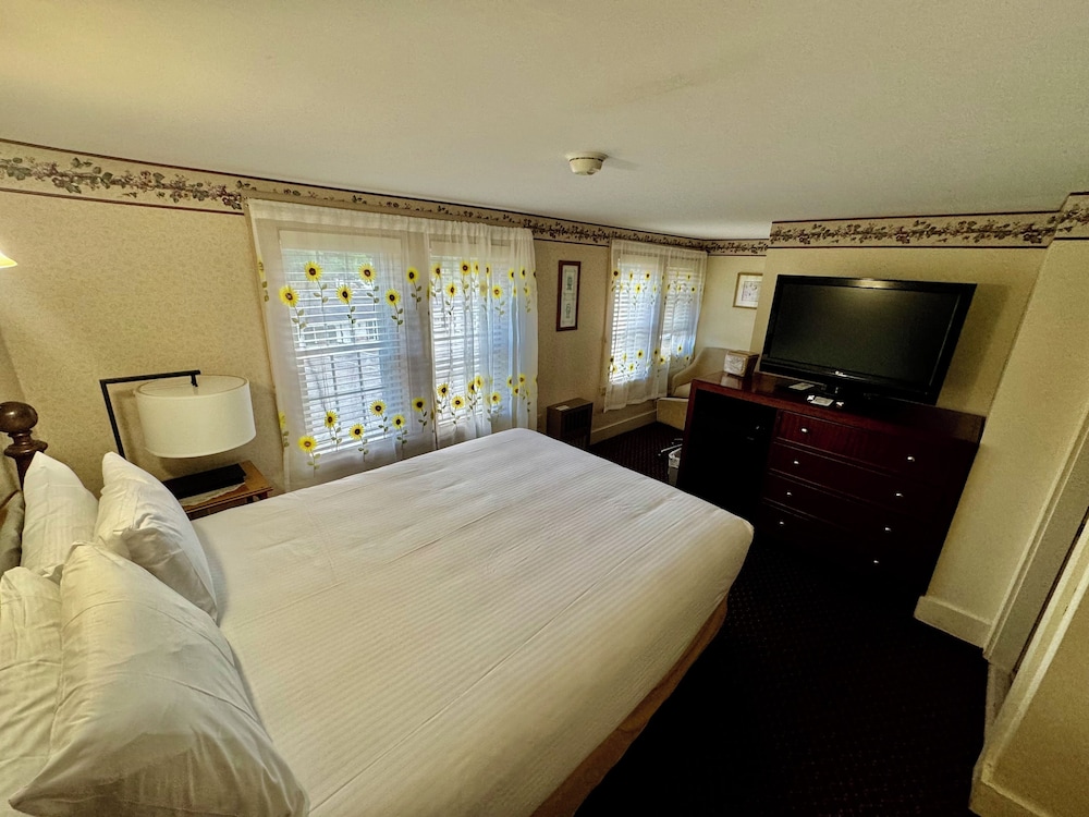 Standard Room, 1 Queen Bed, Refrigerator photo 2