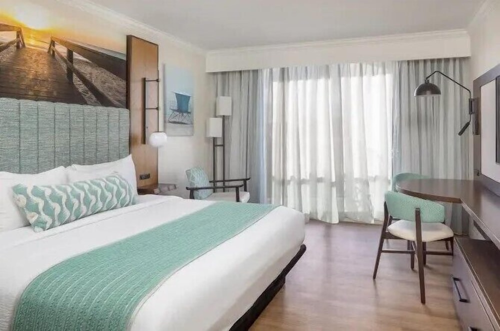 Room, 1 King Bed, Balcony, Oceanfront (Mobility Accessible) photo 1
