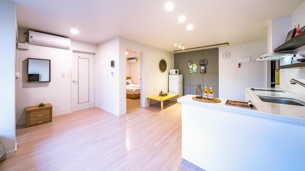 Basic Room, 1 Bedroom (202(No consecutive-night bookings)) - Photo 5