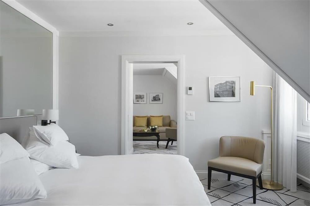 Lifestyle Suite With River View and Plaza view - Photo 3