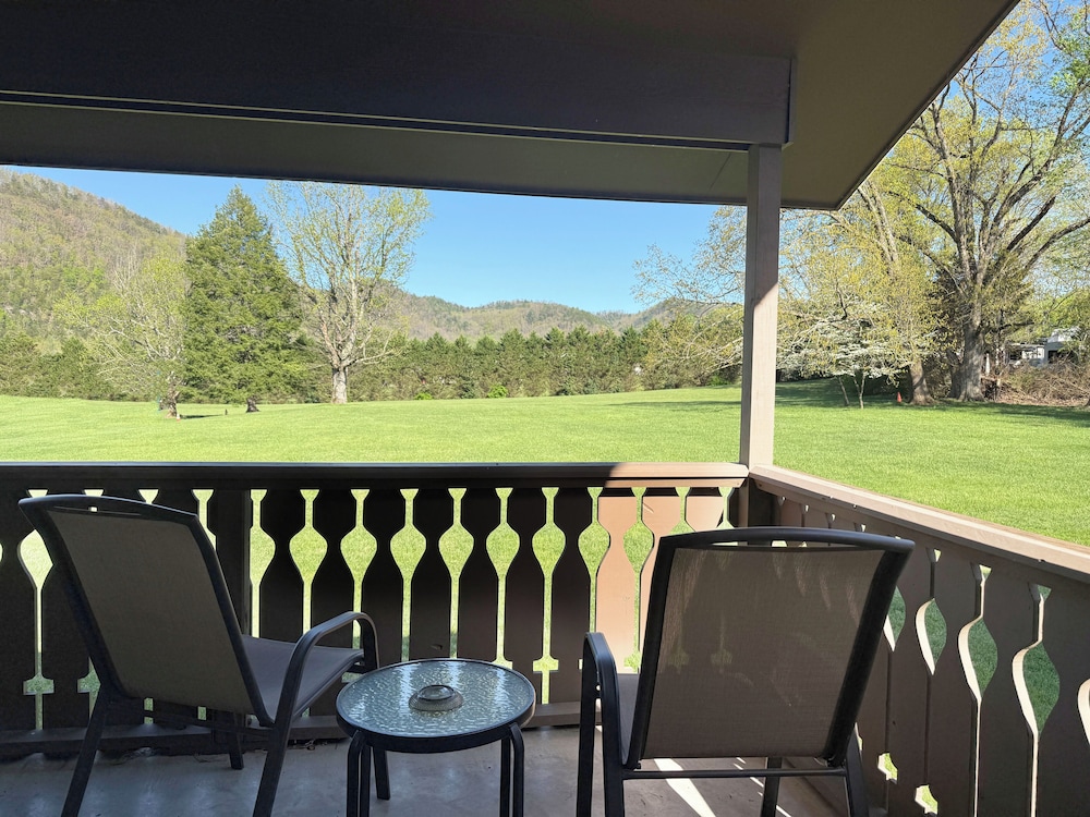 Deluxe Room, 2 Queen Beds, Balcony, Mountain View