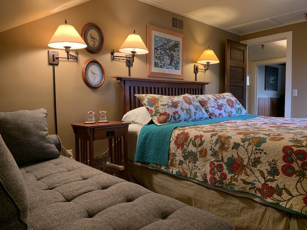 Classic Suite, 1 King Bed, Private Bathroom photo 3