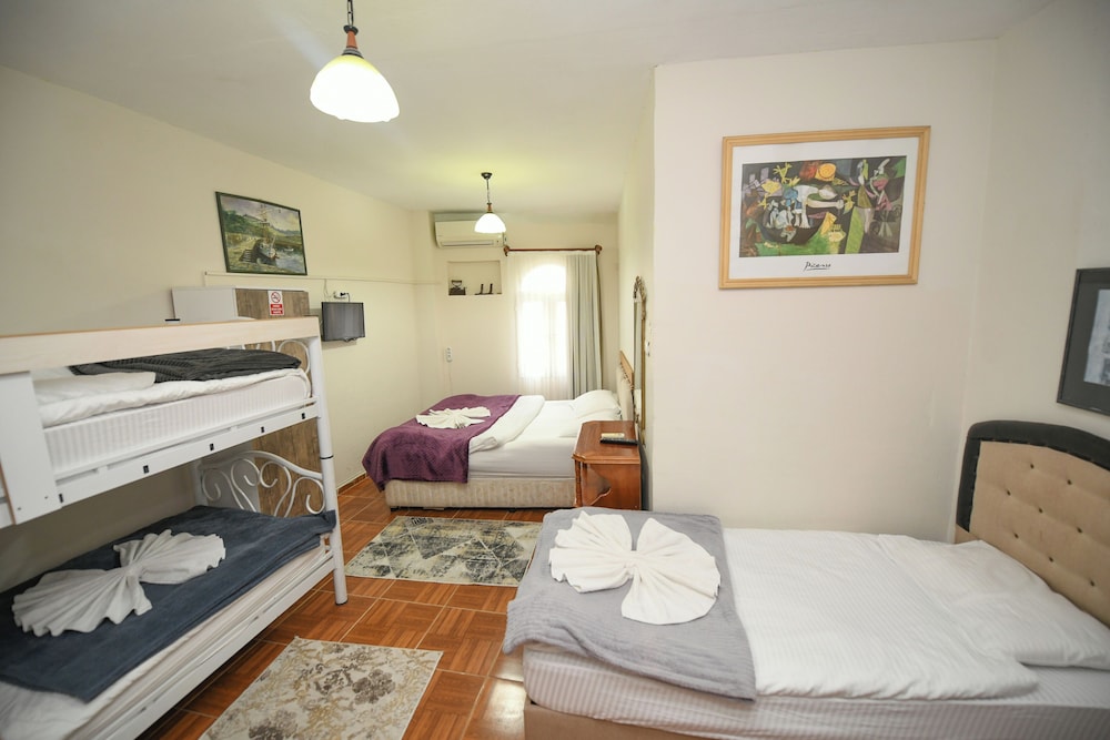 Basic Quadruple Room photo 2