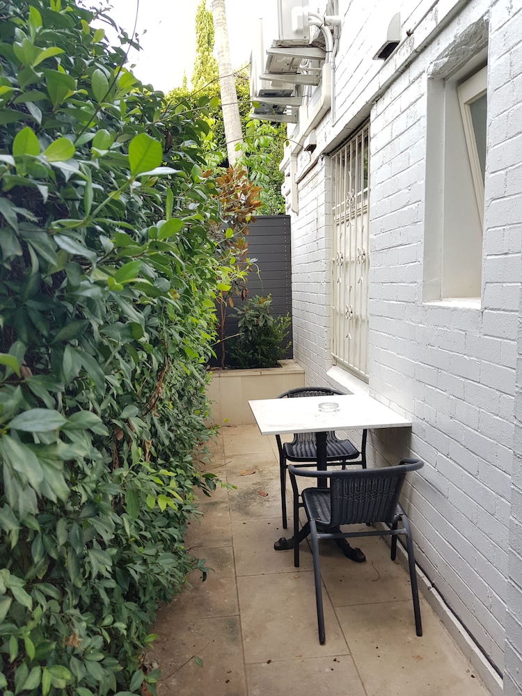 Queen Standard Pet Friendly Courtyard Room