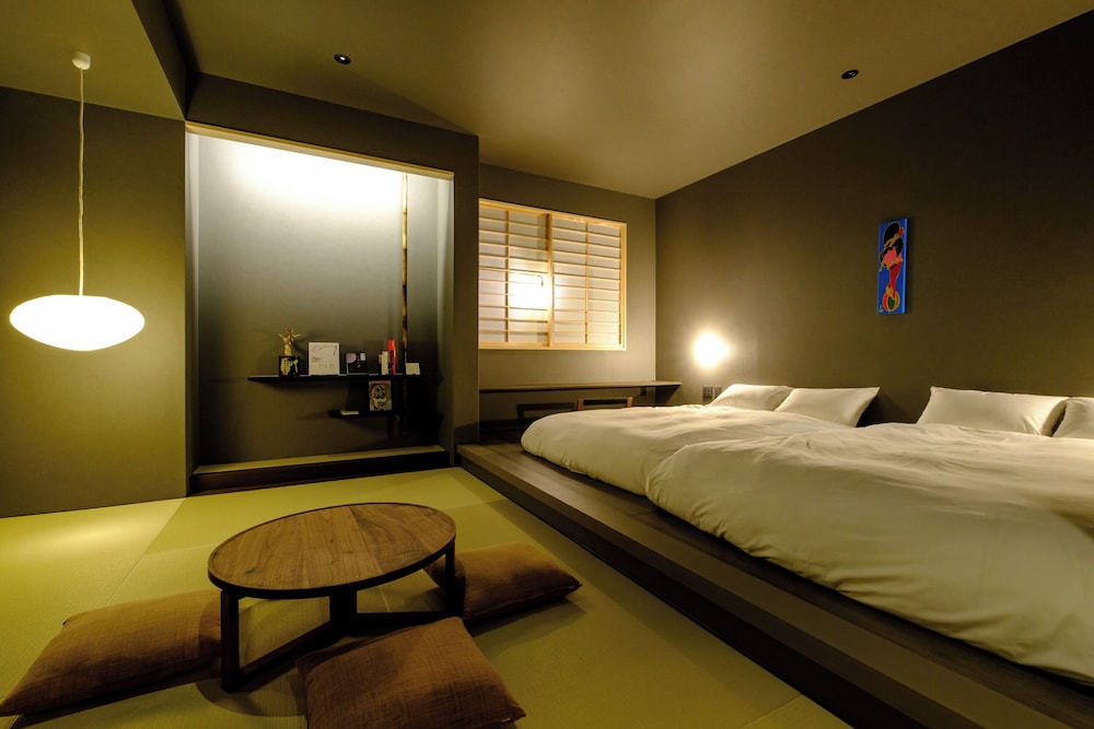 Standard Twin Room thumbnail 5