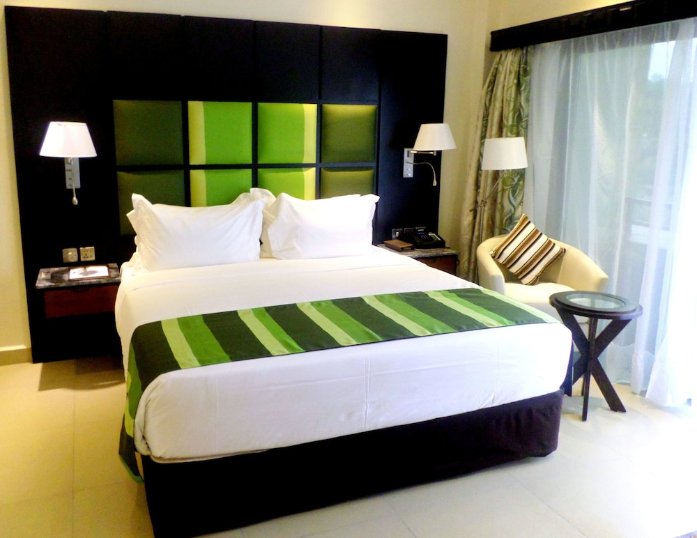 Junior Suite, 1 King Bed (Separate Living Room) photo 3