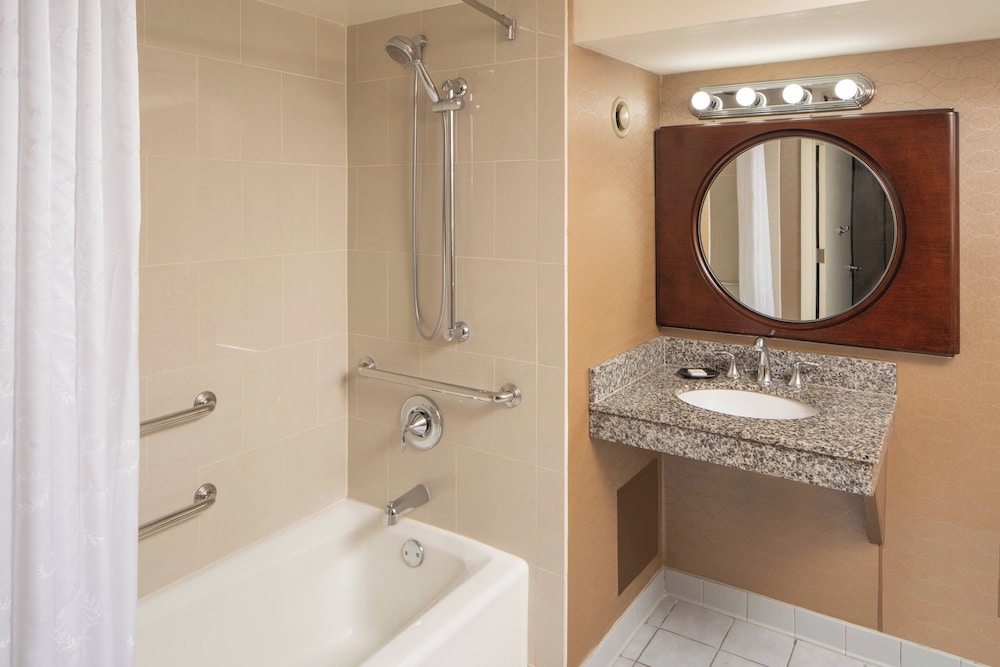 Room, 1 King Bed, Balcony (Mobility Accessible, Roll-in Shower) - Photo 5