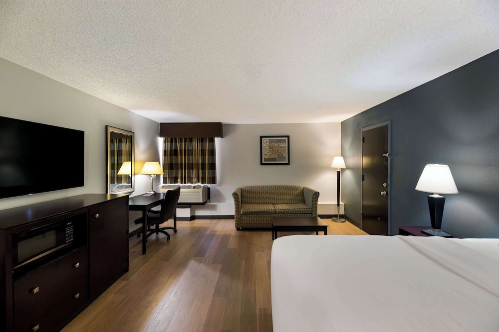 Suite, 1 King Bed with Sofa bed, Non Smoking - Photo 2