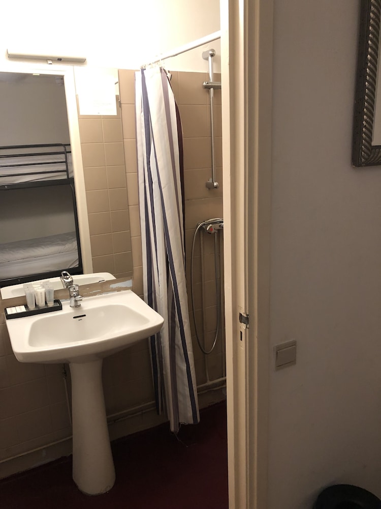 Economy Twin Room photo 2