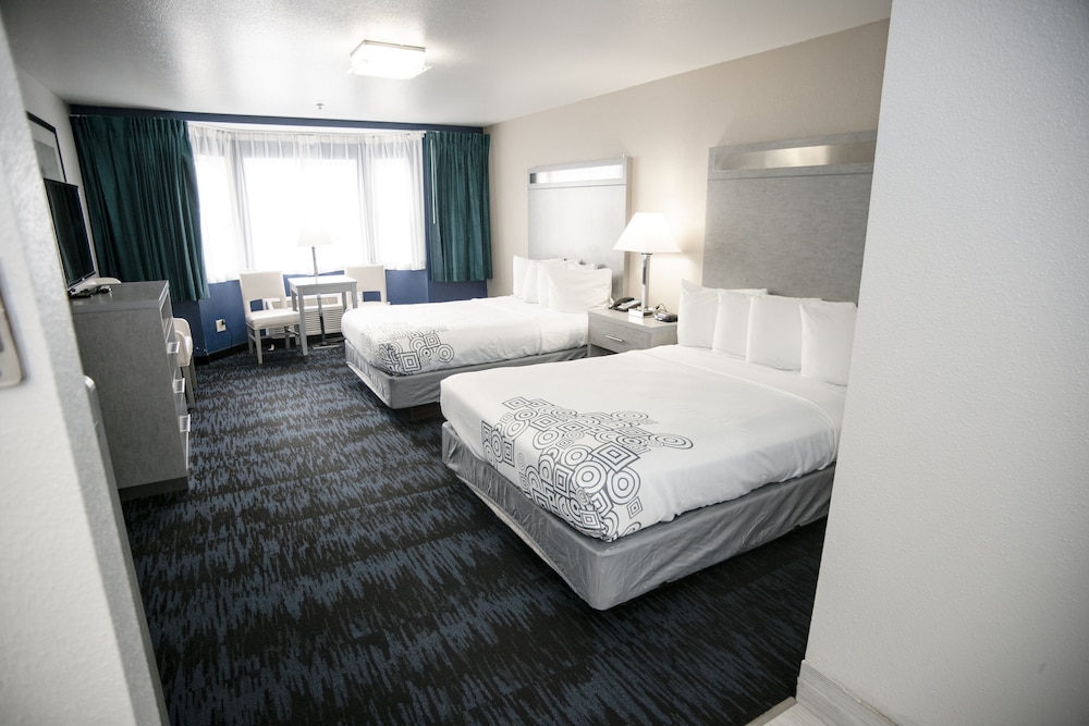 2 Queens Deluxe Suite with Queen Sofa Bed, Ocean View photo 1