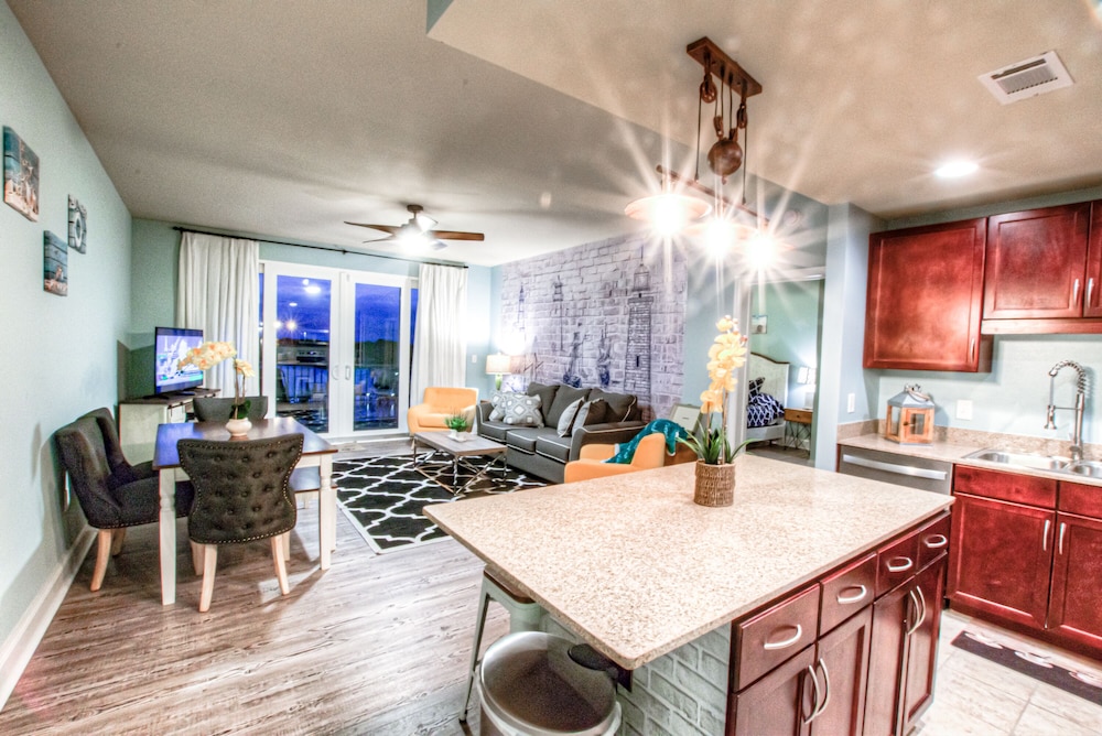 Condo, 2 Bedrooms, Balcony, Lake View (429)