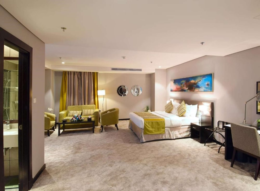 Junior Suite, 1 Queen Bed, Smoking photo 1
