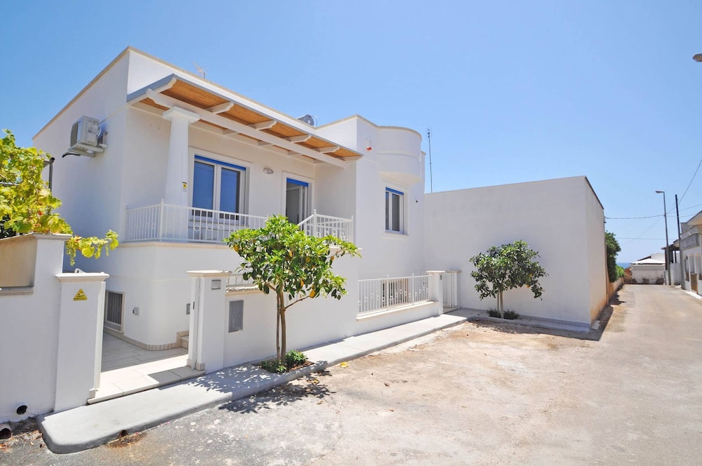Villa, Smoking photo 1